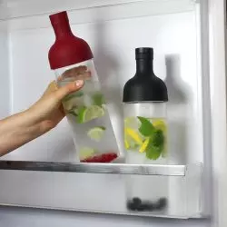 Černá a vínová láhev na ledový čaj Hario Filter-In Bottle. Objem 750 ml.