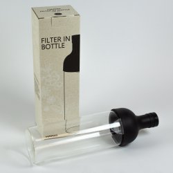 Originální balení černé láhve Hario Filter-In Bottle. Objem 750 ml.