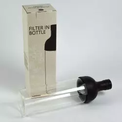 Originální balení černé láhve Hario Filter-In Bottle. Objem 750 ml.