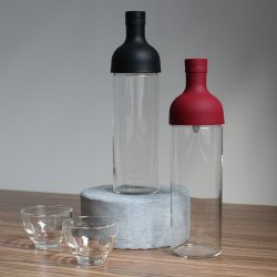 Černá a vínová láhev na ledový čaj Hario Filter-In Bottle. Objem 750 ml.