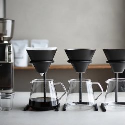Set pro přípravu filtrované kávy Kinto SCS-S04 Brewer Stand pro čtyři šálky.