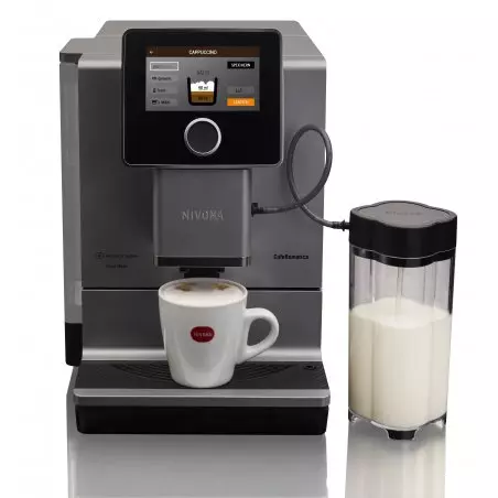 Kávovar Nivona NICR 970 z kategorie domácích automatických kávovarů, umožňující přípravu cappuccina na jeden stisk.