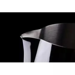 Detail konvice Barista Hustle the Pitcher 600 ml.