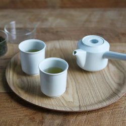 Bílá porcelánová konvička na čaj Kinto LT Kyusu o objemu 300 ml při servírování.