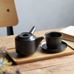 Černá porcelánová konvička na čaj Kinto LT Kyusu při servírování.