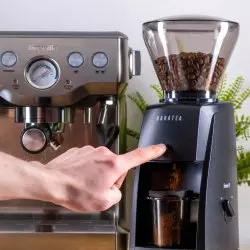 Černý elektrický domácí univerzální mlýnek Baratza Encore ESP.
