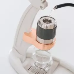 Příprava kávy s bílým Flair PRO 2 Espresso Maker.