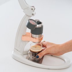 Příprava kávy s bílým Flair PRO 2 Espresso Maker.