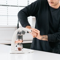 Příprava kávy s bílým Flair PRO 2 Espresso Maker.