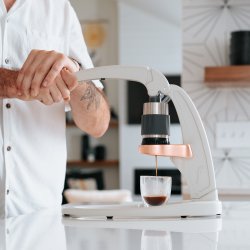 Příprava kávy s Flair Signature Espresso Maker v bílé barvě.