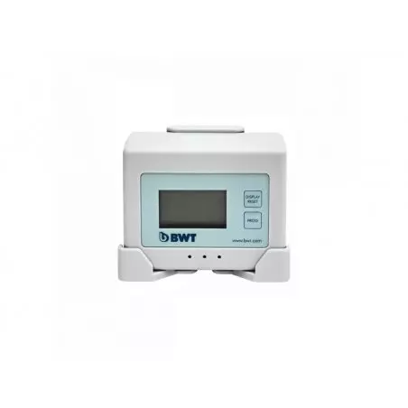 LCD displej pro filtrování vody značky BMWT AQA na bílém pozadí