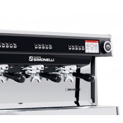 Profesionální třípákový kávovar Nuova Simonelli Aurelia Volumetric 3GR v černé barvě.