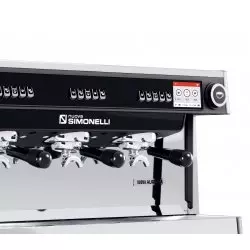 Profesionální dvoupákový kávovar Nuova Simonelli Aurelia Semi-automatic XT 2GR v černé barvě. Profesionální dvoupákový kávovar Nuova Simonelli Aurelia Semi-automatic XT 2GR v černé barvě.