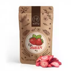 Balení lyofilizovaných plátků jahod NATU o hmotnosti 45g, ideální pro zdravé mlsání.