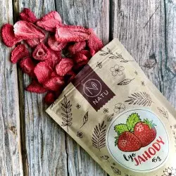 Balení lyofilizovaných plátků jahod značky NATU o hmotnosti 45g, ideální pro zdravé mlsání.
