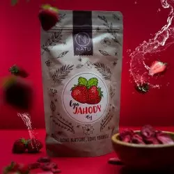 Balíček lyofilizovaných jahodových plátků značky NATU o hmotnosti 45g, připravených k okamžité konzumaci nebo jako doplněk do jogurtů či müsli.
