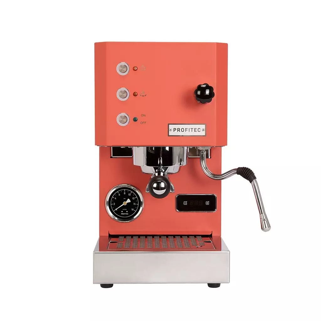 Domácí jednopákový kávovar Profitec GO v červené barvě. Domácí jednopákový kávovar Profitec GO v červené barvě.