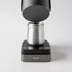 Elektrický mlýnek Acaia Orbit Mazzer 0033M s dávkovacím kelímkem.