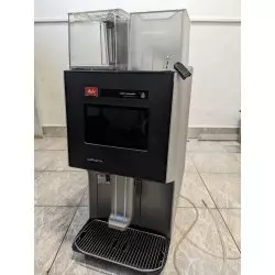 Kávovar Melitta Cafina XT4 z bazaru s integrovanou lednicí a nahřívačem, ideální pro přípravu Caffè latte.