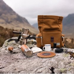 Do The Nomadic Travel Bag se vejde vše, co potřebujete k přípravě kávy.
