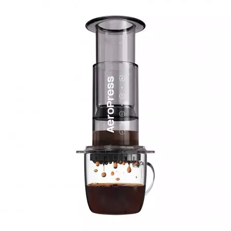 Aeropress Clear Smoked má krásný křišťálový černý design.