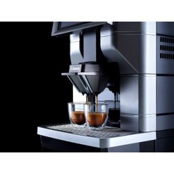 Příprava kávy v automatickém kávovaru Saeco Magic B2+.