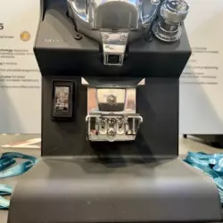 Černý espressový mlýnek na kávu Victoria Arduino Mythos MY85 s velikostí mlecích kamenů 85 mm.
