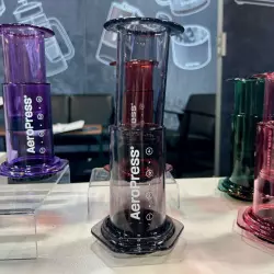 Aeropress Clear Smoked je moderní přípravek na kávu vyrobený z kvalitního tritanu, který zaručuje odolnost a dlouhou životnost.