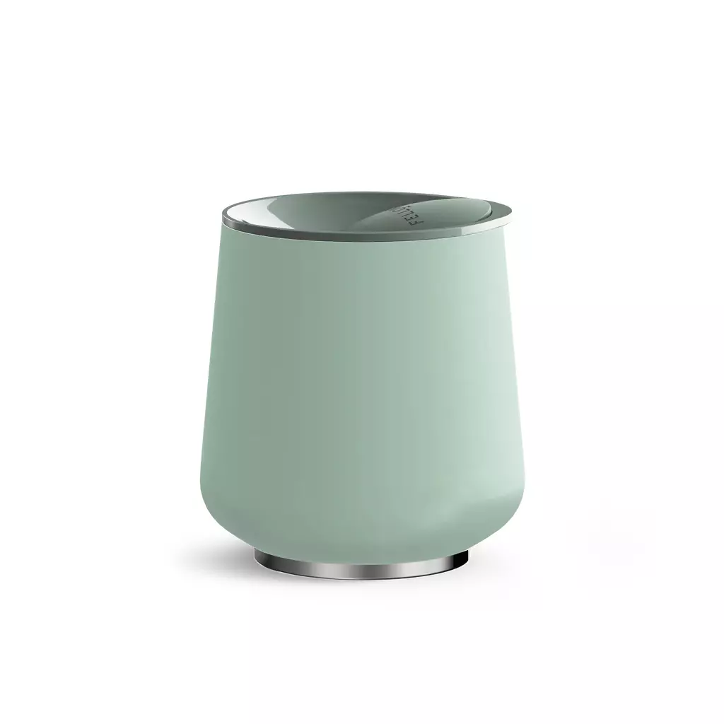 Hrníček ve tvaru sklenice na víno Fellow Ruby Wine Insulated Tumbler v pastelově zelené barvě.