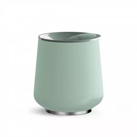 Hrníček ve tvaru sklenice na víno Fellow Ruby Wine Insulated Tumbler v pastelově zelené barvě.