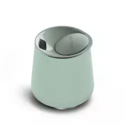 Hrníček ve tvaru sklenice na víno Fellow Ruby Wine Insulated Tumbler v pastelově zelené barvě.