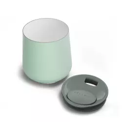 Hrníček ve tvaru sklenice na víno Fellow Ruby Wine Insulated Tumbler v pastelově zelené barvě.