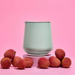 Hrníček ve tvaru sklenice na víno Fellow Ruby Wine Insulated Tumbler v pastelově zelené barvě.