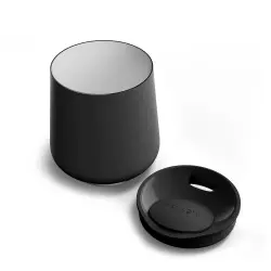 Hrníček ve tvaru sklenice na víno Fellow Ruby Wine Insulated Tumbler v matně černé barvě.