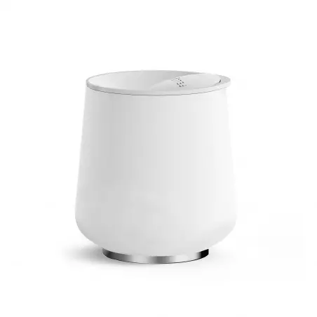 Hrníček ve tvaru sklenice na víno Fellow Ruby Wine Insulated Tumbler v bílé barvě.