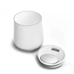 Hrníček ve tvaru sklenice na víno Fellow Ruby Wine Insulated Tumbler v bílé barvě.