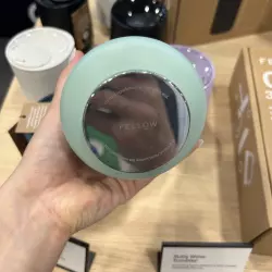 Hrníček ve tvaru sklenice na víno Fellow Ruby Wine Insulated Tumbler v pastelově zelené barvě.