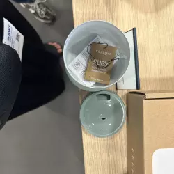 Hrníček ve tvaru sklenice na víno Fellow Ruby Wine Insulated Tumbler v pastelově zelené barvě.