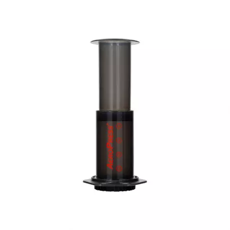 AeroPress Aerobie - Plastový Aeropress na bílém pozadí.