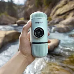 Wacaco Nanopresso v modré barvě.