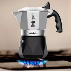 Moka konvička Bialetti New Brikka pro 2 šálky kávy s bohatou cremou.
