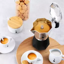 Moka konvička Bialetti New Brikka pro 2 šálky kávy s bohatou cremou.
