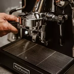 Poloprofesionální jednopákový kávovar La Pavoni New Cellini Classic Black. Poloprofesionální jednopákový kávovar La Pavoni New Cellini Classic Black.