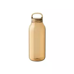 Jantarová plastová láhev na vodu od značky Kinto. Objem 500 ml.