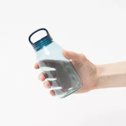 Modrá plastová láhev na vodu od značky Kinto. Objem 300 ml.