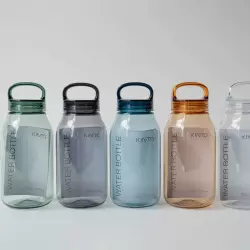 Modrá plastová láhev na vodu od značky Kinto. Objem 300 ml.