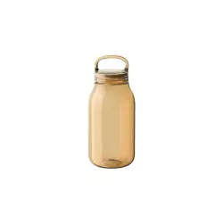 Jantarová plastová láhev na vodu od značky Kinto. Objem 300 ml.