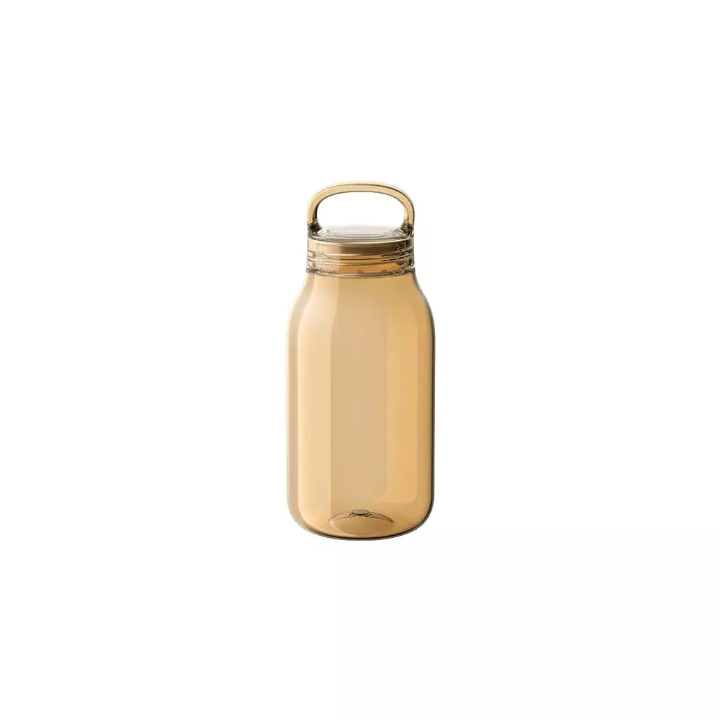Jantarová plastová láhev na vodu od značky Kinto. Objem 300 ml.