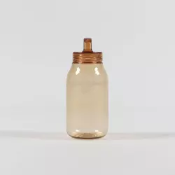 Jantarová plastová láhev na vodu od značky Kinto. Objem 300 ml.