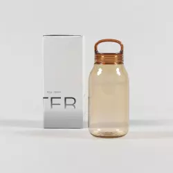 Jantarová plastová láhev na vodu od značky Kinto. Objem 300 ml.